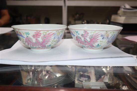 A pair of Chinese famille rose bowls 13.5cm diameter